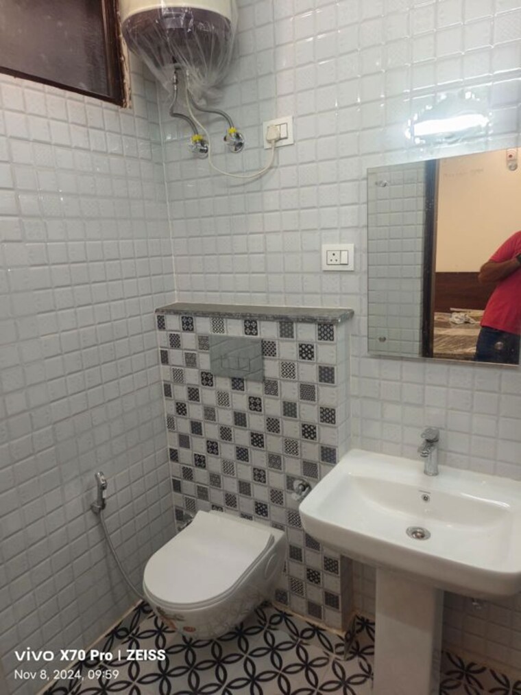 Bathroom, sukhdev vihar 4 Bedroom 2700 Sq.Ft. Builder Floor In Sukhdev Vihar Delhi 10358093