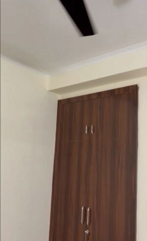 Room in 3 BHK Apartment at Amrapali Centurian Park, Tech Zone 4 Greater Noida – for Rent