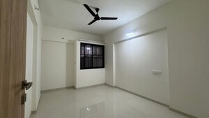 Room in 2 BHK Apartment at Kohinoor Viva City, Dhanori – for Rent