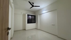 Room in 2 BHK Apartment at Kohinoor Viva City, Dhanori – for Rent