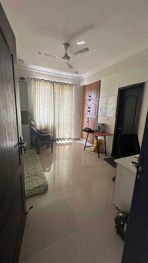 Living Room in 3.5 BHK Apartment at JMD Gardens, Sector 33 – for Rent