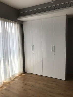 Room in 6+ BHK Apartment at Rustomjee Seasons Bandra East, Bandra East – for Rent
