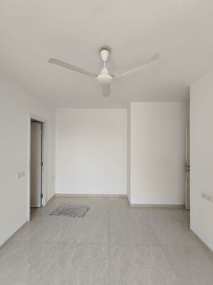 Room in 3 BHK Apartment at Hiranandani Estate, Ghodbunder Road – for Rent