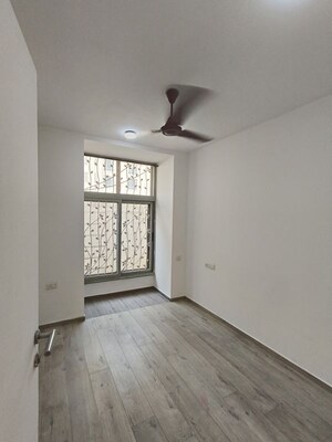 Room in 2.5 BHK Apartment at Hiranandani Estate, Ghodbunder Road – for Rent
