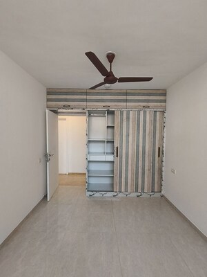 Room in 2.5 BHK Apartment at Hiranandani Estate, Ghodbunder Road – for Rent