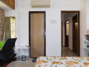 Bedroom in 5 BHK Apartment at Swastik Park, Chembur – for Rent