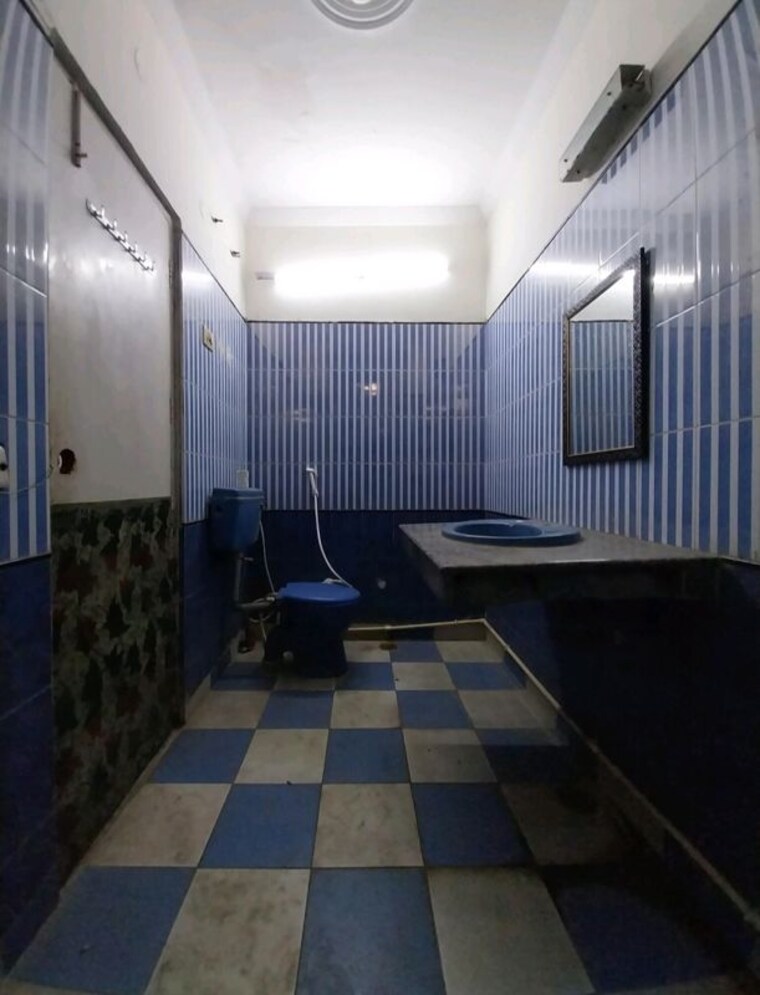 Washroom, sector 41 6 Bedroom 180 Sq.Mt. Villa In Sector 41 Noida 10358422