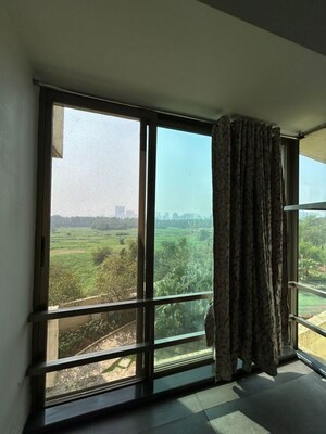 Room in 2.5 BHK Apartment at Oberoi Realty Woods, Goregaon East – for Rent