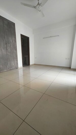 Room in 2.5 BHK Apartment at Gulshan Botnia, Sector 144 – for Rent