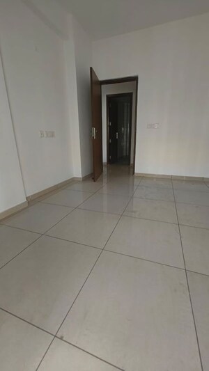 Room in 2.5 BHK Apartment at Gulshan Botnia, Sector 144 – for Rent