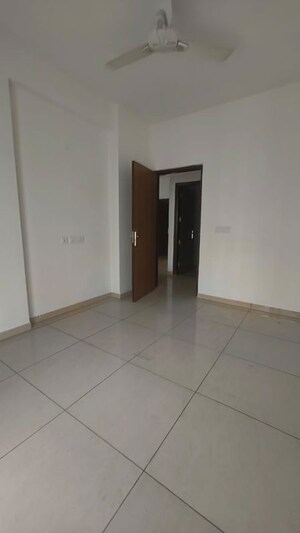 Room in 2.5 BHK Apartment at Gulshan Botnia, Sector 144 – for Rent