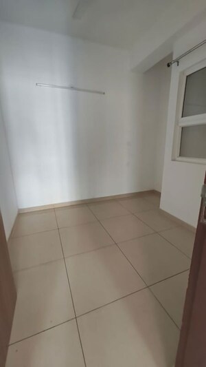 Room in 2.5 BHK Apartment at Gulshan Botnia, Sector 144 – for Rent