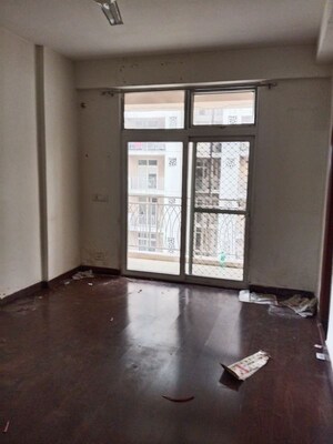Room in 2.5 BHK Apartment at Mahagun My Woods, Sector 16c Greater Noida – for Rent