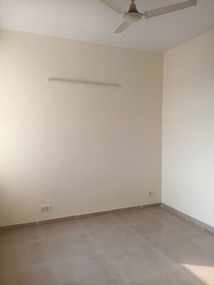 Room in 2.5 BHK Apartment at Mahagun My Woods, Sector 16c Greater Noida – for Rent