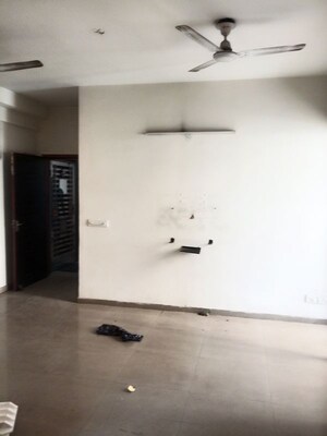 Room in 2.5 BHK Apartment at Mahagun My Woods, Sector 16c Greater Noida – for Rent