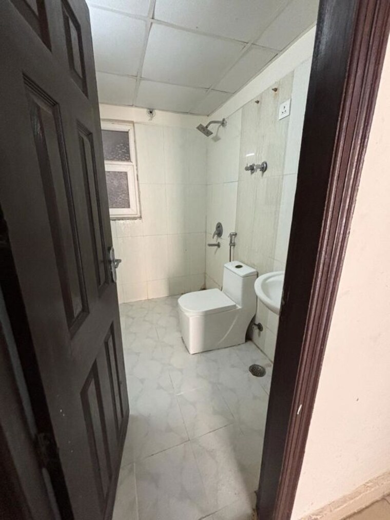 Bathroom, amrapali-silicon-city 2.5 Bedroom 1180 Sq.Ft. Apartment In Sector 76 Noida 10358536