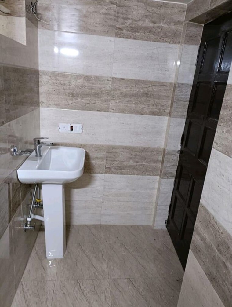 Bathroom, sector 20 6 Bedroom 112 Sq.Mt. Independent House In Sector 20 Noida 10358596