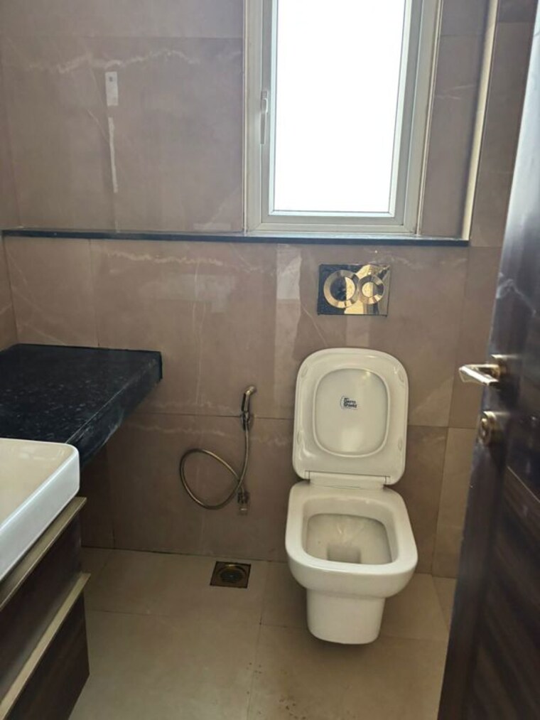 Bathroom, smart-world-orchard 3 Bedroom 1626 Sq.Ft. Apartment In Sector 61 Gurgaon 10358637