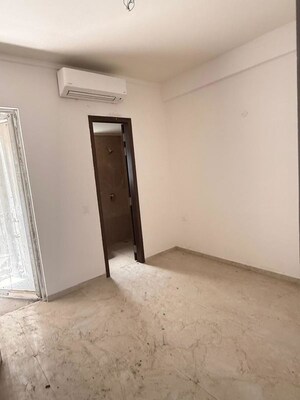 Room in 3 BHK Apartment at Smart World Orchard, Sector 61 – for Rent