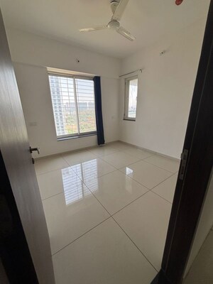 Room in 3 BHK Apartment at Gulmohar Queenstown Kharadi, Kharadi – for Rent