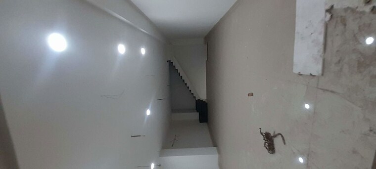 Room, devendra nagar Commercial Showroom 6500 Sq.Ft. In Devendra Nagar Raipur 10355970