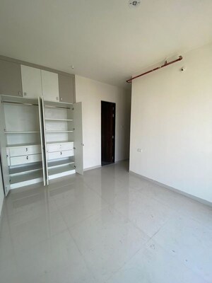 Room in 2 BHK Apartment at Lodha Amara, Kolshet Road – for Rent