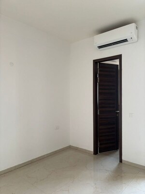 Room in 2 BHK Apartment at Smart World Orchard, Sector 61 – for Rent