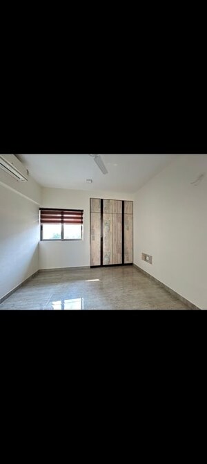 Room in 3 BHK Apartment at Lodha Luxuria Priva, Majiwada – for Rent