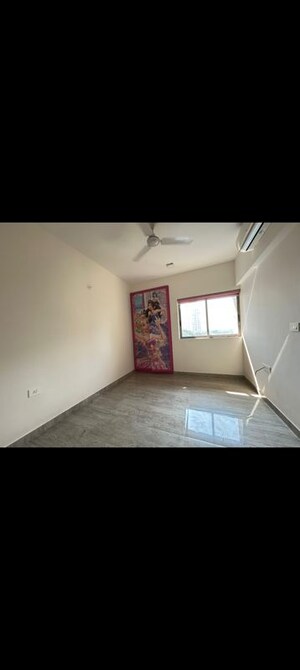 Room in 3 BHK Apartment at Lodha Luxuria Priva, Majiwada – for Rent