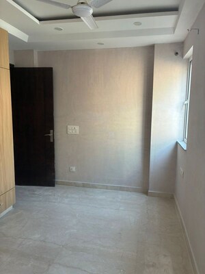 Room in 3 BHK Builder Floor at Naraina – for Rent