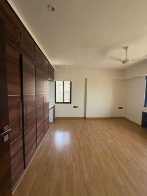 Room in 3 BHK Apartment at Worli – for Rent