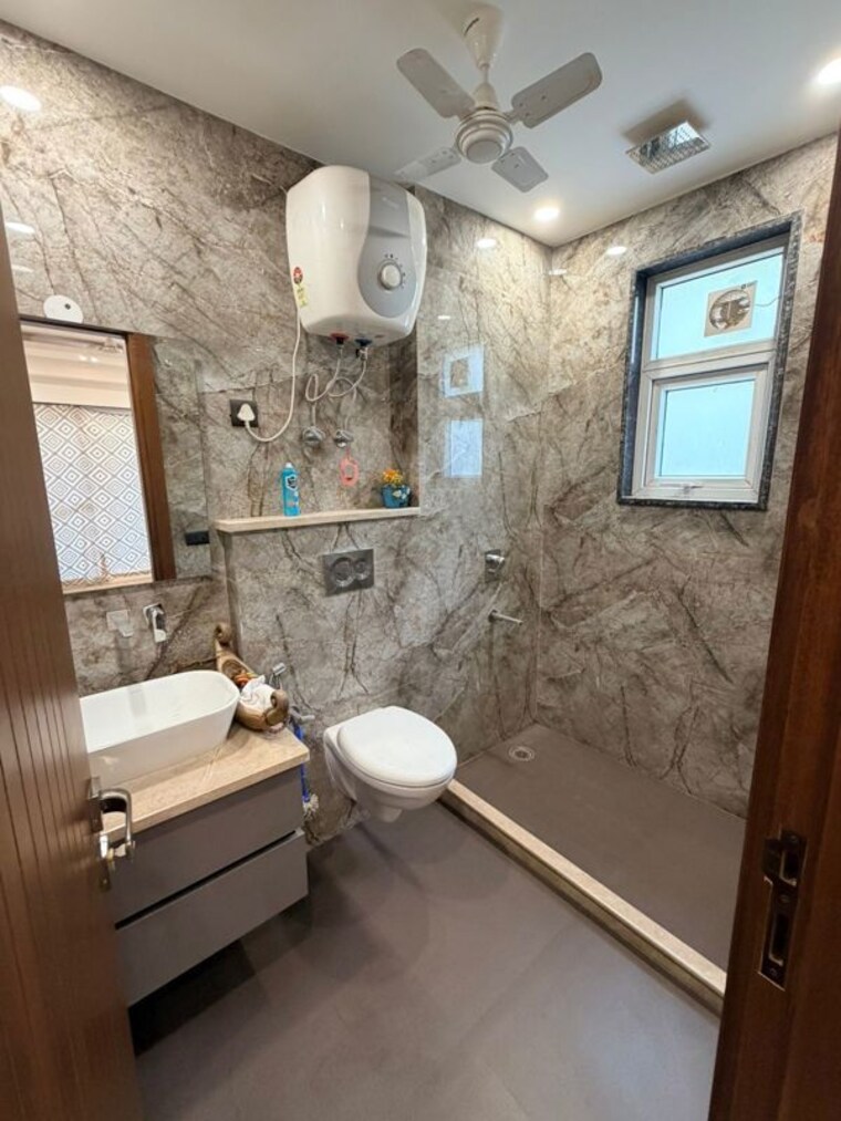 Bathroom, new-palam-vihar-3 5 Bedroom 270 Sq.Yd. Builder Floor In Sector 111 Gurgaon 10358864