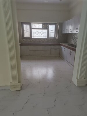 Room in 6+ BHK Independent House at RWA Apartments Sector 61, Sector 61 – for Rent