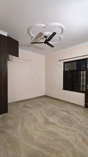Room in 2 BHK Builder Floor at Sector 37 – for Rent