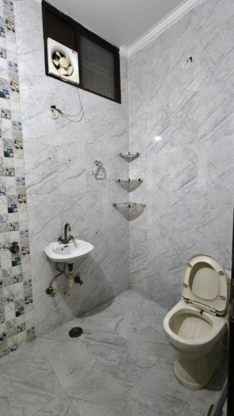 Bathroom, sector 37 2 Bedroom 1440 Sq.Ft. Builder Floor In Sector 37 Faridabad 10358914