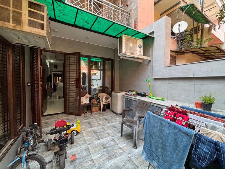  Parking, rajouri garden 3 Bedroom 150 Sq.Yd. Builder Floor In Rajouri Garden Delhi 10359026