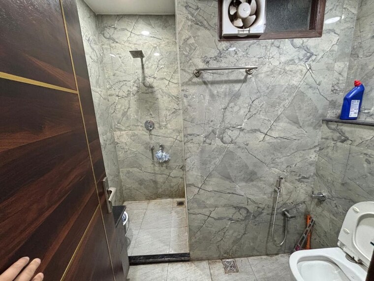 Bathroom, rajouri garden 3 Bedroom 150 Sq.Yd. Builder Floor In Rajouri Garden Delhi 10359026