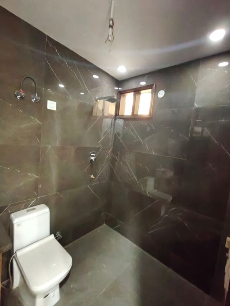 Bathroom, rajouri garden 3 Bedroom 230 Sq.Yd. Builder Floor In Rajouri Garden Delhi 10359035