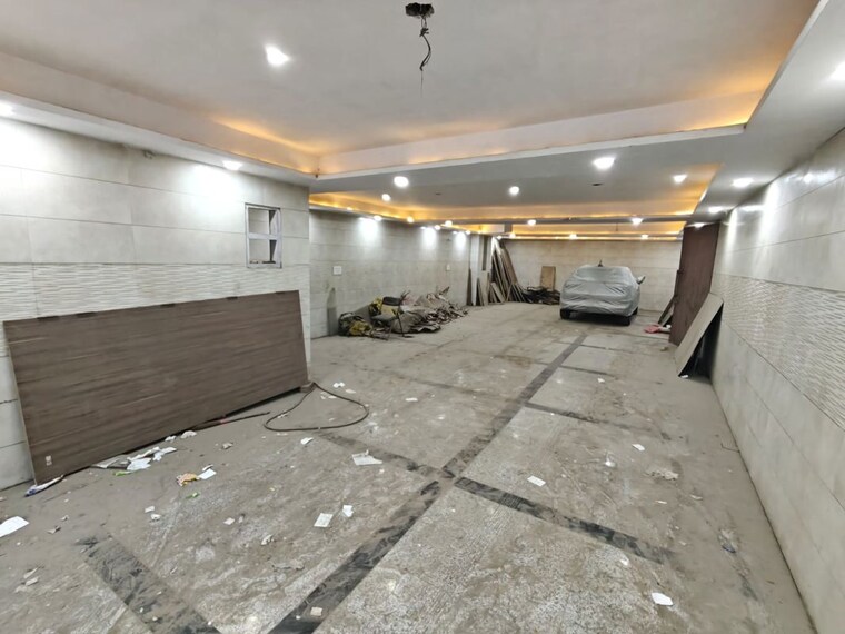  Parking, rajouri garden 3 Bedroom 230 Sq.Yd. Builder Floor In Rajouri Garden Delhi 10359035