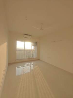 Room in 4 BHK Apartment at Seawoods – for Rent