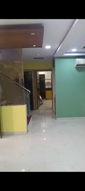 Room in 4 BHK Villa at Kurla – for Rent