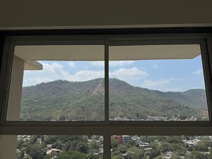 Room in 3 BHK Apartment at Runwal Sanctuary, Mulund West – for Rent