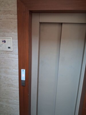 Lift in 3 BHK Builder Floor at Chittaranjan Park – for Rent