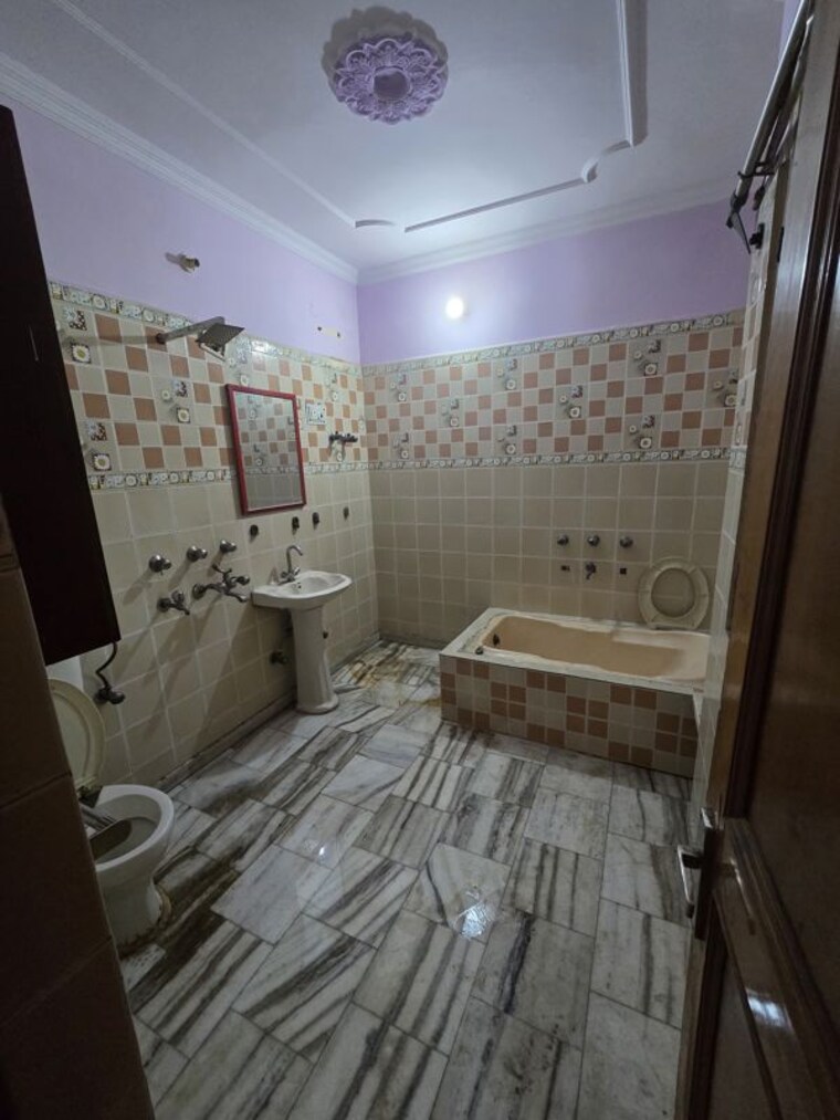 Bathroom, raj nagar extension 3 Bedroom 1485 Sq.Ft. Apartment In Raj Nagar Extension Ghaziabad 10359255