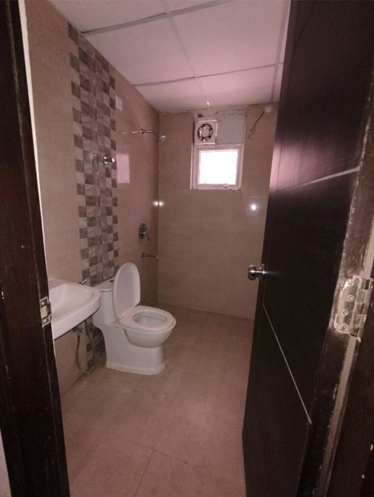 Bathroom, signature-global-park-4-and-5 2 Bedroom 1020 Sq.Ft. Builder Floor In Sohna Sector 36 Gurgaon 10359276