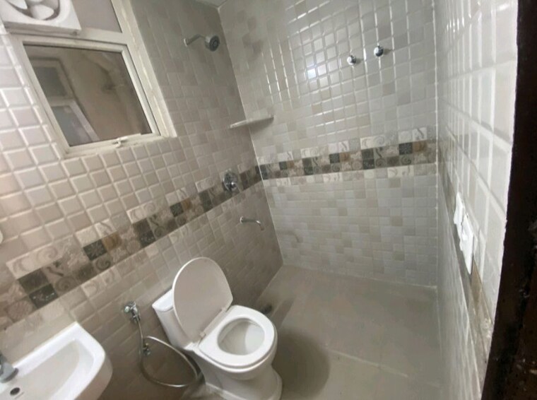 Bathroom, signature-global-park-4-and-5 2.5 Bedroom 1181 Sq.Ft. Builder Floor In Sohna Sector 36 Gurgaon 10359285