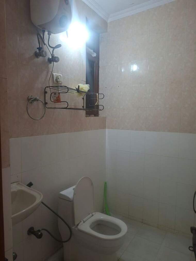 Bathroom, rwa-apartments-sector-52 2 Bedroom 162 Sq.Mt. Builder Floor In Sector 52 Noida 10359286