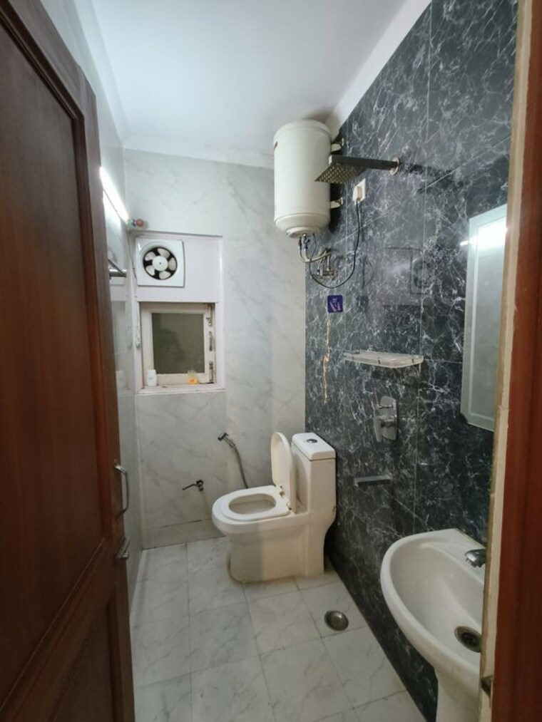 Bathroom, east of kailash 2 Bedroom 1000 Sq.Ft. Builder Floor In East Of Kailash Delhi 10359332