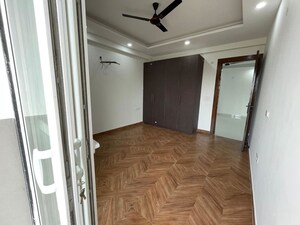 Room in 3 BHK Builder Floor at Sector 57 – for Rent