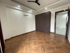 Room in 3 BHK Builder Floor at Sector 57 – for Rent